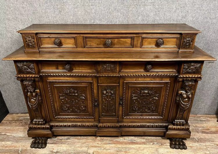 Sideboard im Renaissancestil mit Karyatiden aus Walnuss