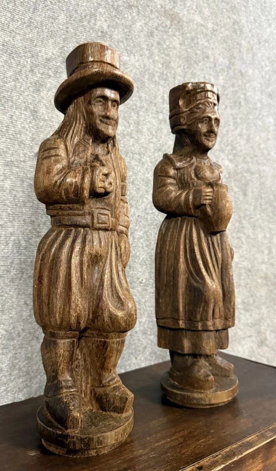 Sculture in legno raffiguranti una coppia bretone del XIX secolo