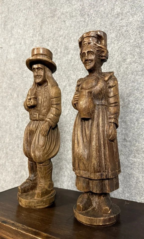 Sculture in legno raffiguranti una coppia bretone del XIX secolo