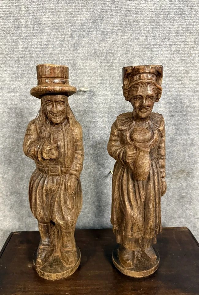 Sculture in legno raffiguranti una coppia bretone del XIX secolo
