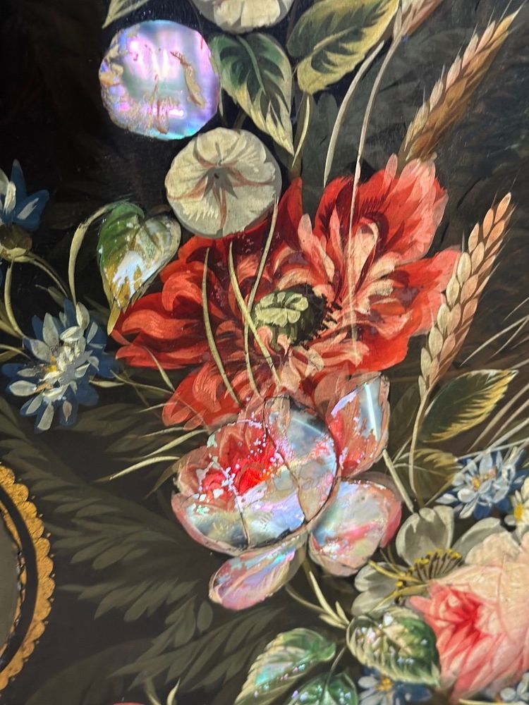 Tavolo con piedistallo Napoleone III, piano inclinabile in legno annerito, decorazioni con fiori e uccelli bordeaux
