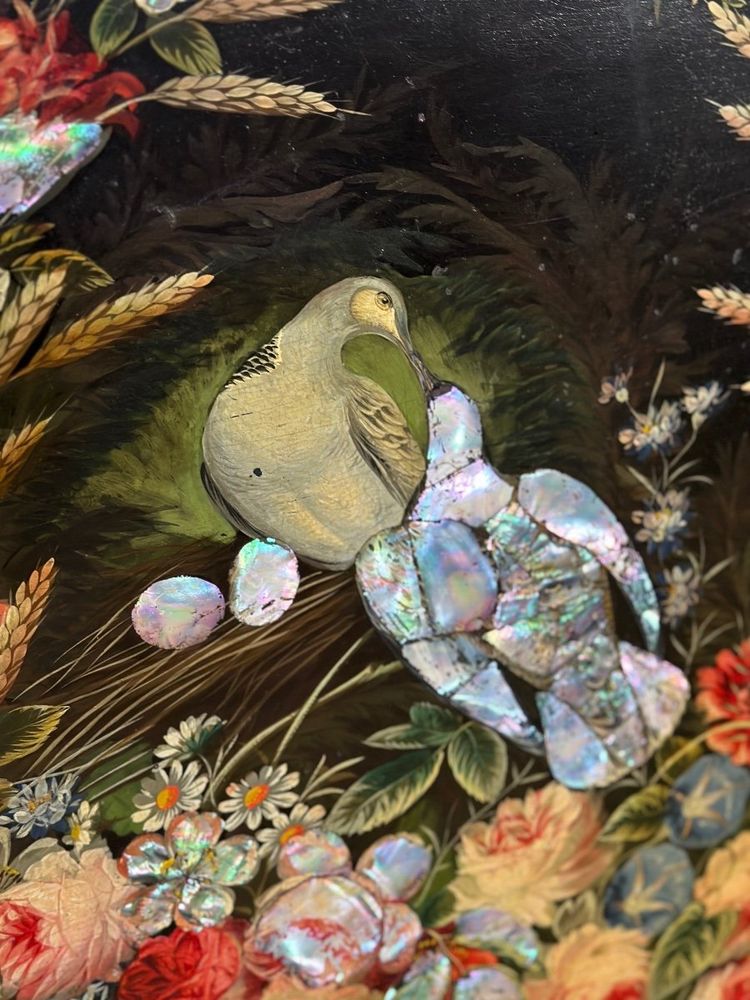 Tavolo con piedistallo Napoleone III, piano inclinabile in legno annerito, decorazioni con fiori e uccelli bordeaux