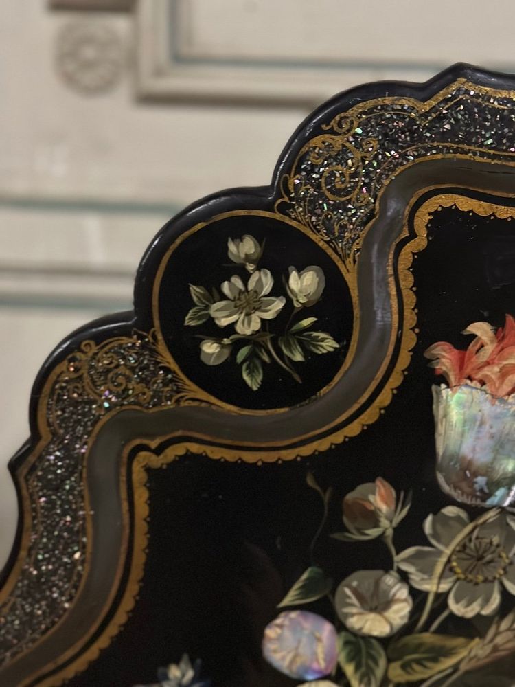 Tavolo con piedistallo Napoleone III, piano inclinabile in legno annerito, decorazioni con fiori e uccelli bordeaux