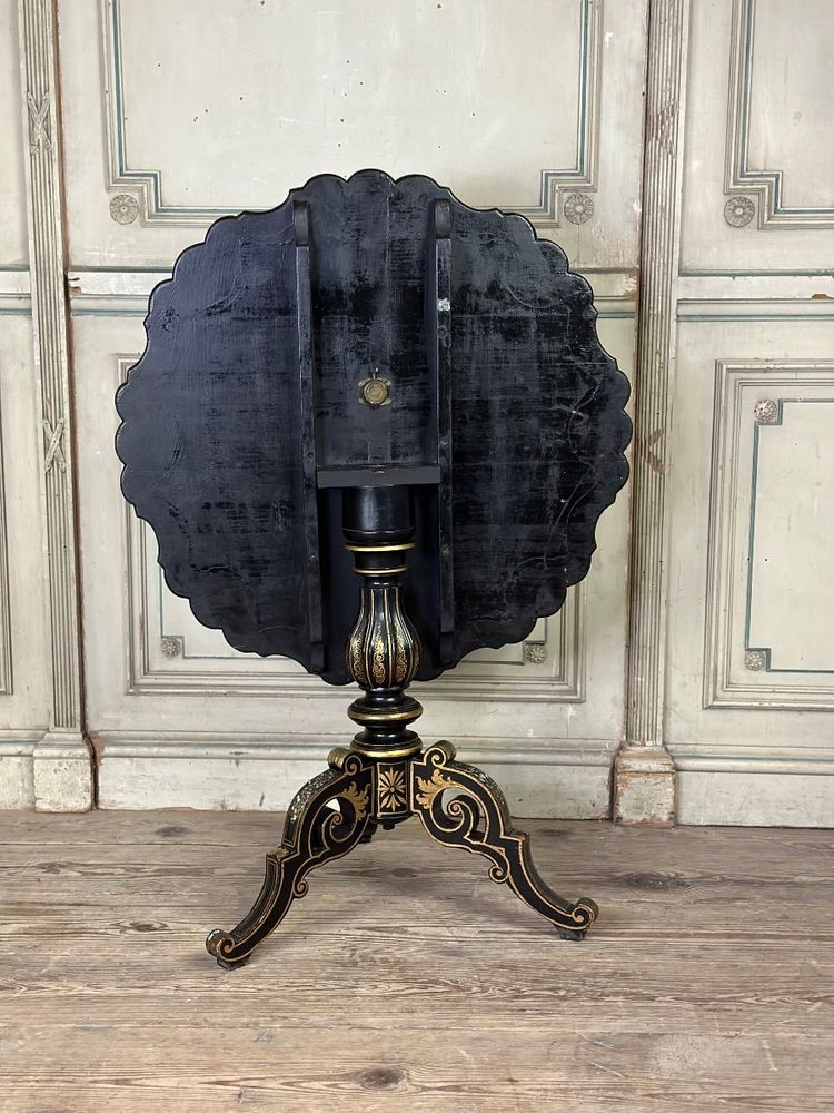 Tavolo con piedistallo Napoleone III, piano inclinabile in legno annerito, decorazioni con fiori e uccelli bordeaux