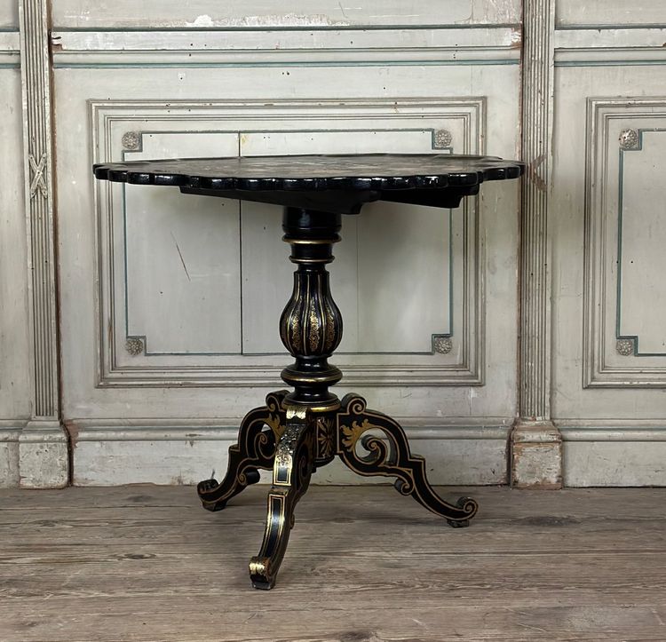 Tavolo con piedistallo Napoleone III, piano inclinabile in legno annerito, decorazioni con fiori e uccelli bordeaux