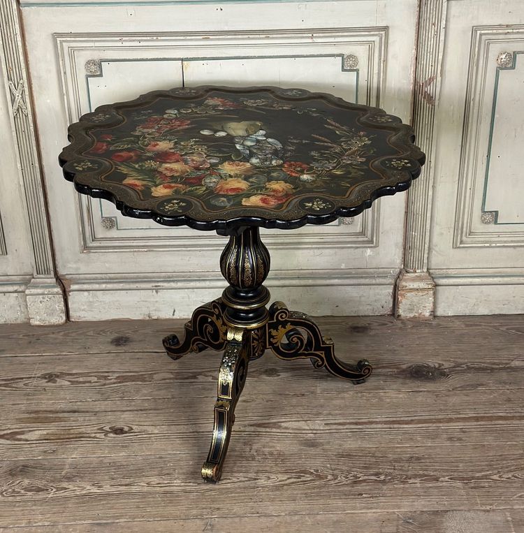 Tavolo con piedistallo Napoleone III, piano inclinabile in legno annerito, decorazioni con fiori e uccelli bordeaux