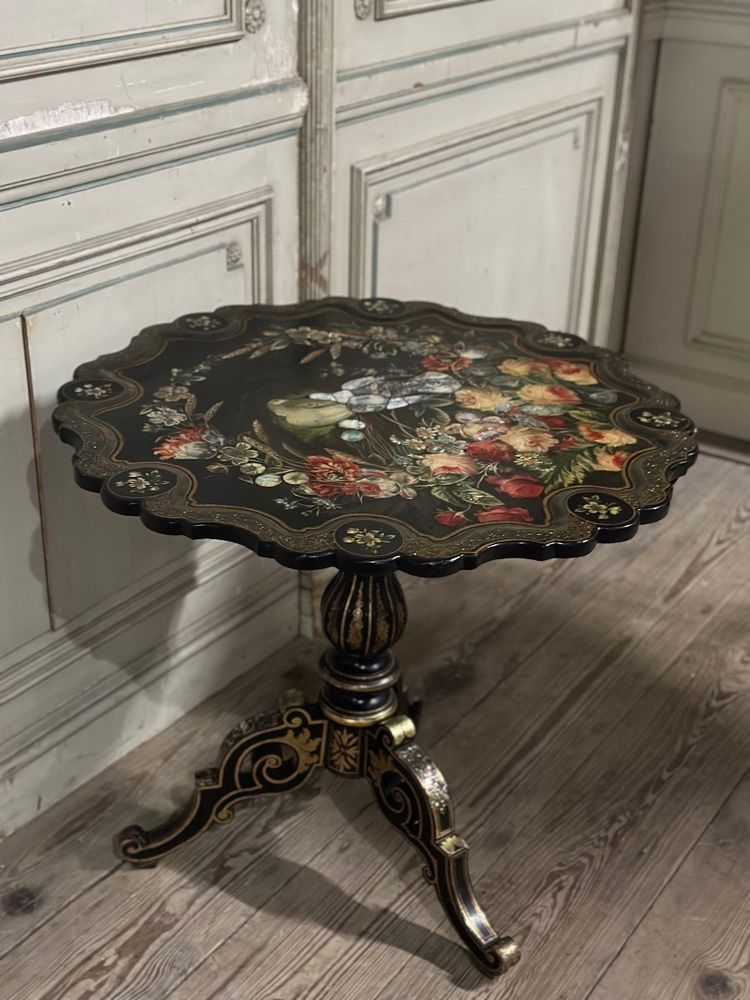 Tavolo con piedistallo Napoleone III, piano inclinabile in legno annerito, decorazioni con fiori e uccelli bordeaux