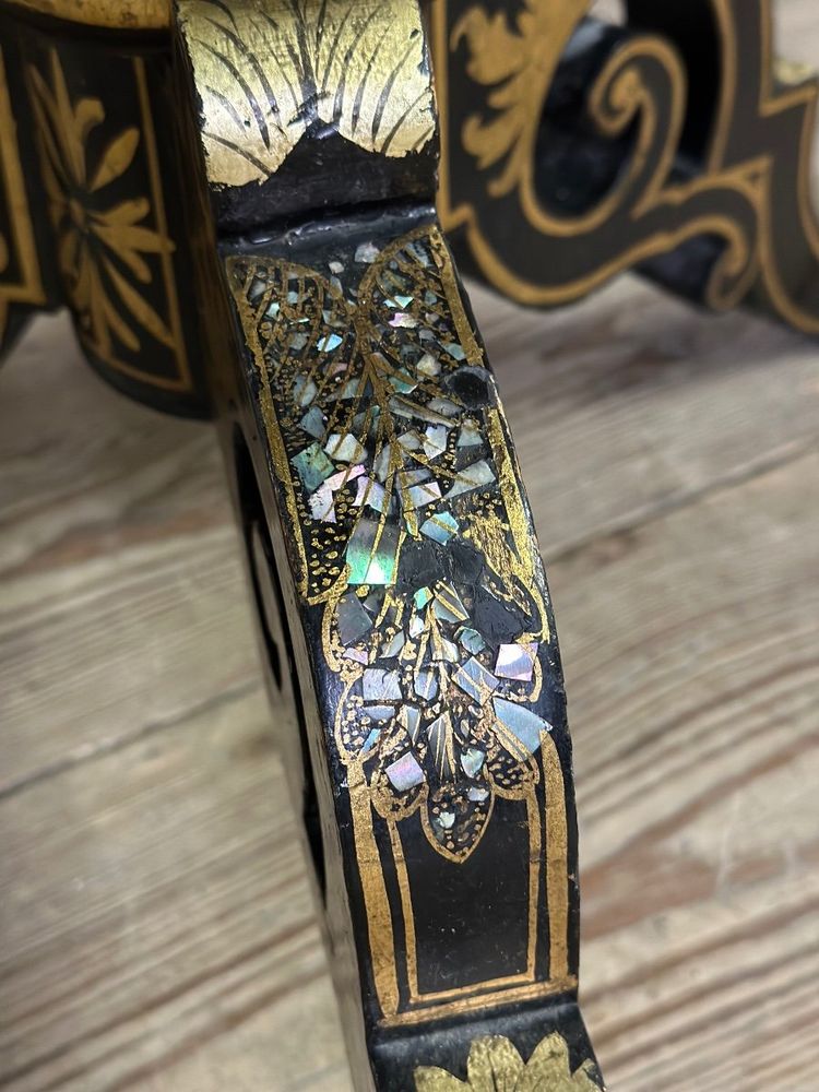 Tavolo con piedistallo Napoleone III, piano inclinabile in legno annerito, decorazioni con fiori e uccelli bordeaux