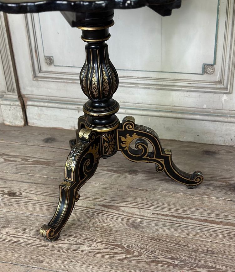 Tavolo con piedistallo Napoleone III, piano inclinabile in legno annerito, decorazioni con fiori e uccelli bordeaux