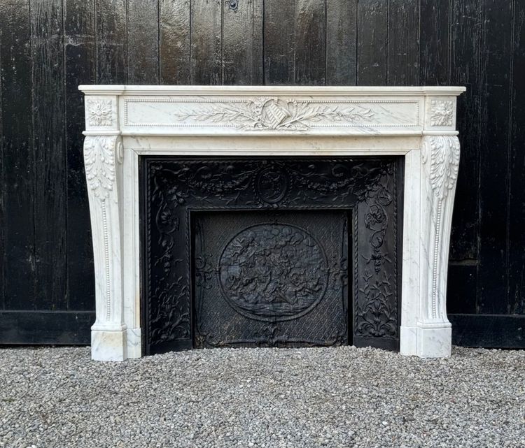 Mantello Luigi XVI in marmo bianco di Carrara del 1880 circa