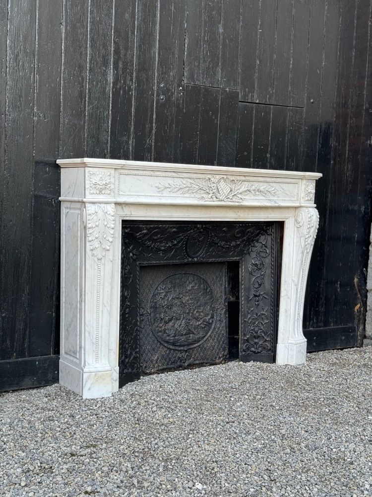 Mantello Luigi XVI in marmo bianco di Carrara del 1880 circa