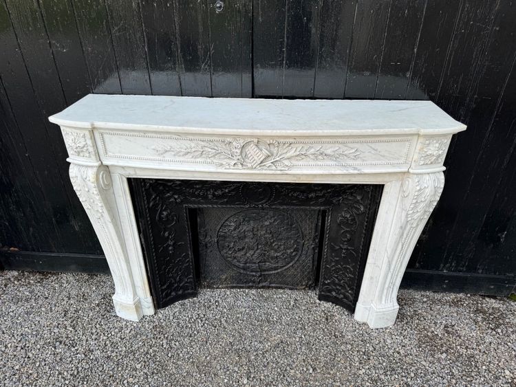 Mantello Luigi XVI in marmo bianco di Carrara del 1880 circa
