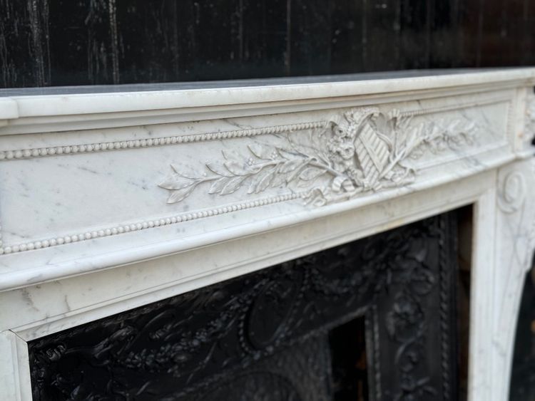 Mantello Luigi XVI in marmo bianco di Carrara del 1880 circa