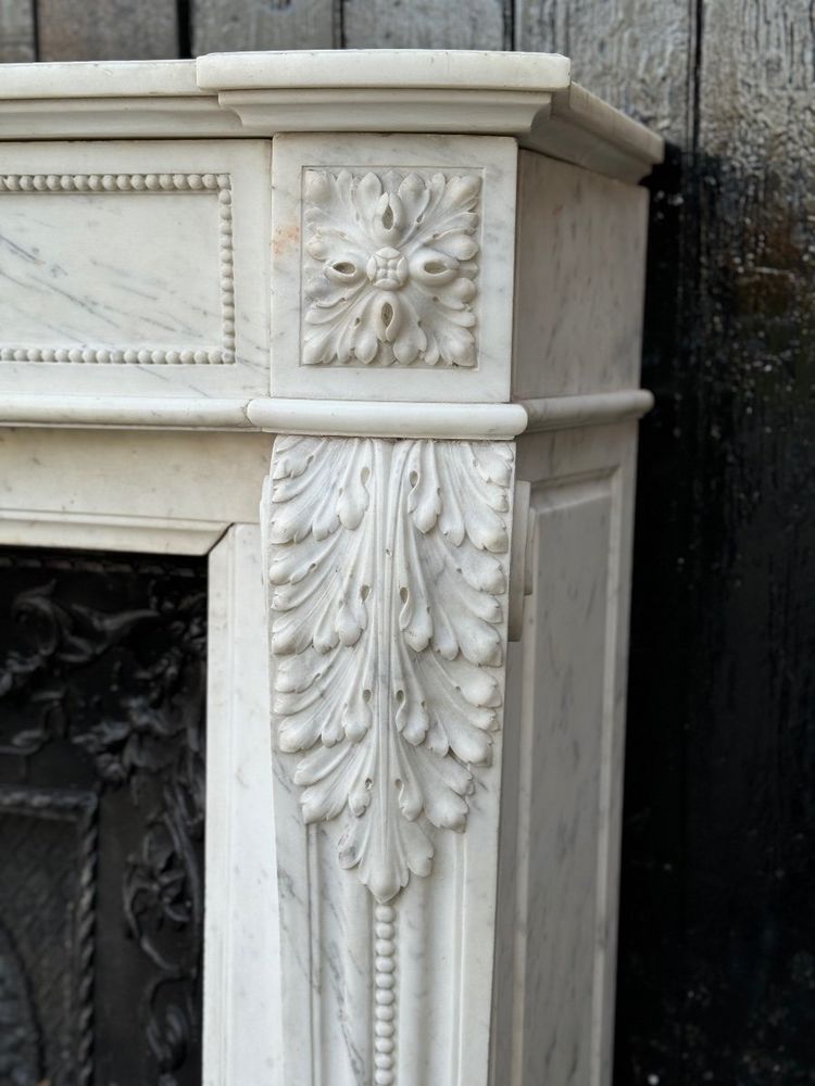 Mantello Luigi XVI in marmo bianco di Carrara del 1880 circa