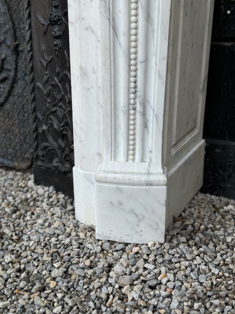 Mantello Luigi XVI in marmo bianco di Carrara del 1880 circa