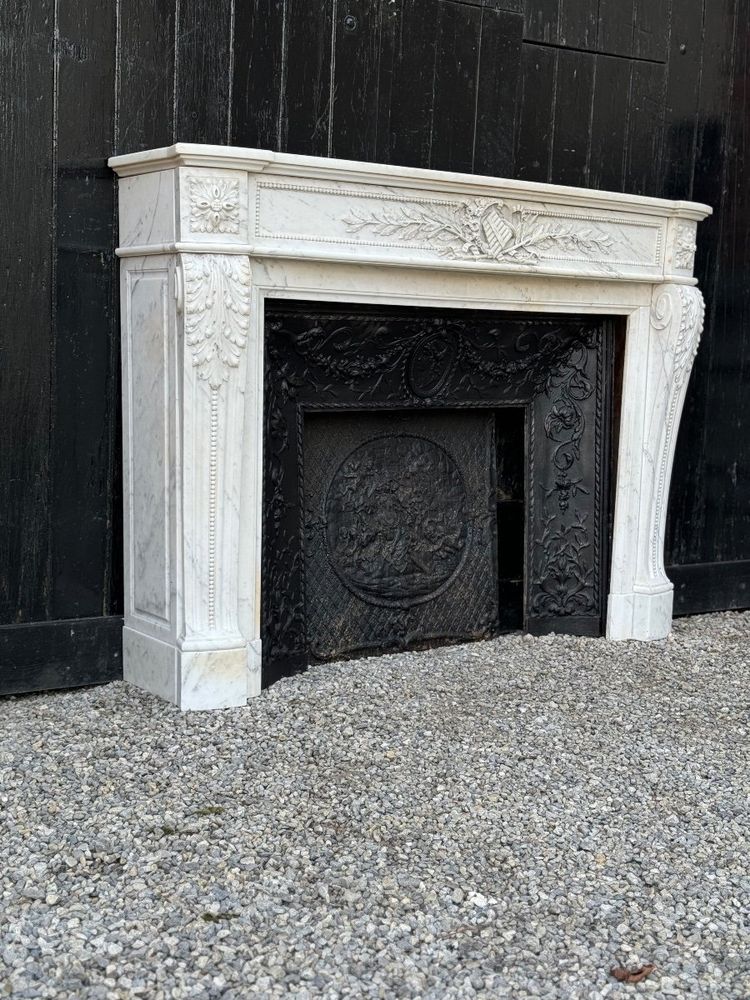 Mantello Luigi XVI in marmo bianco di Carrara del 1880 circa