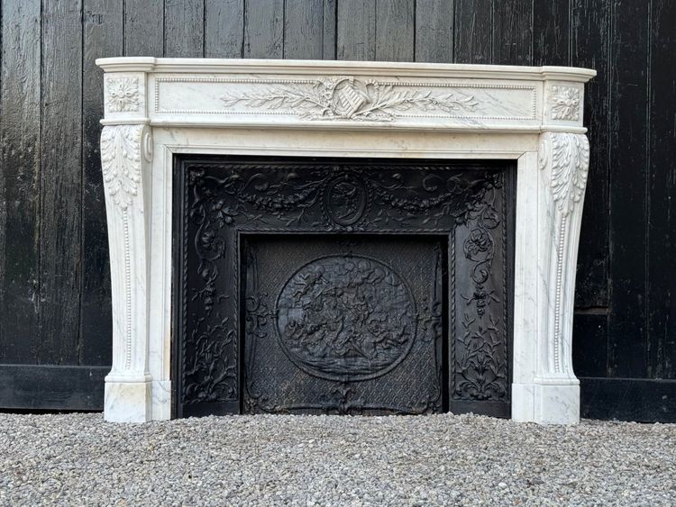 Mantello Luigi XVI in marmo bianco di Carrara del 1880 circa