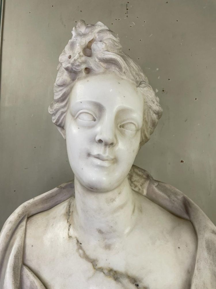Busto femminile in marmo di Carrara, fine del XVIII secolo, Italia settentrionale