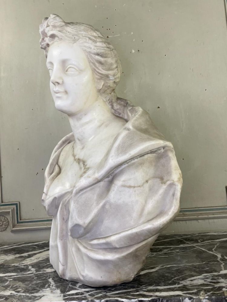 Busto femminile in marmo di Carrara, fine del XVIII secolo, Italia settentrionale