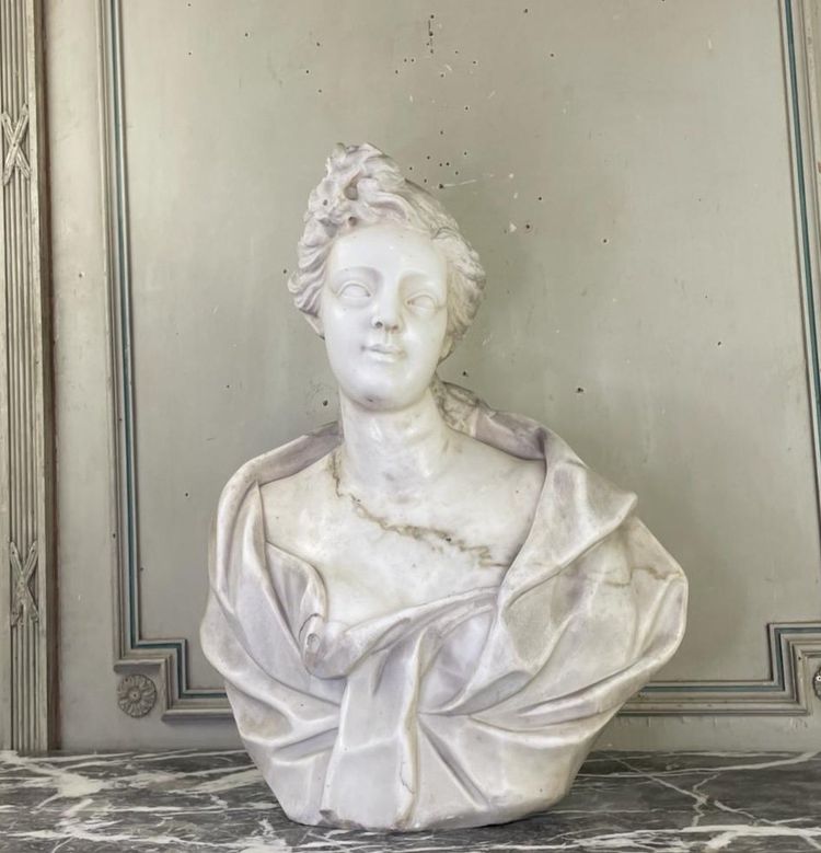 Busto femminile in marmo di Carrara, fine del XVIII secolo, Italia settentrionale