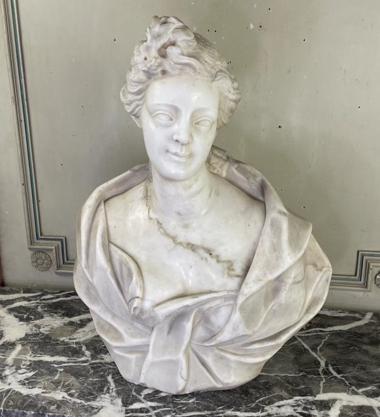 Busto femminile in marmo di Carrara, fine del XVIII secolo, Italia settentrionale