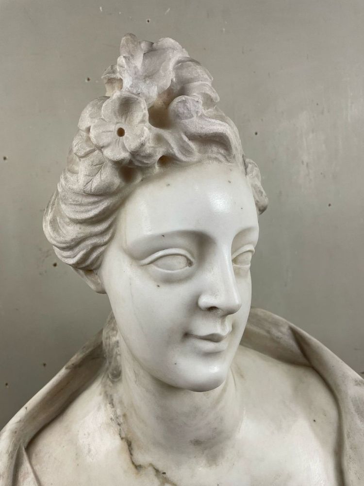 Busto femminile in marmo di Carrara, fine del XVIII secolo, Italia settentrionale