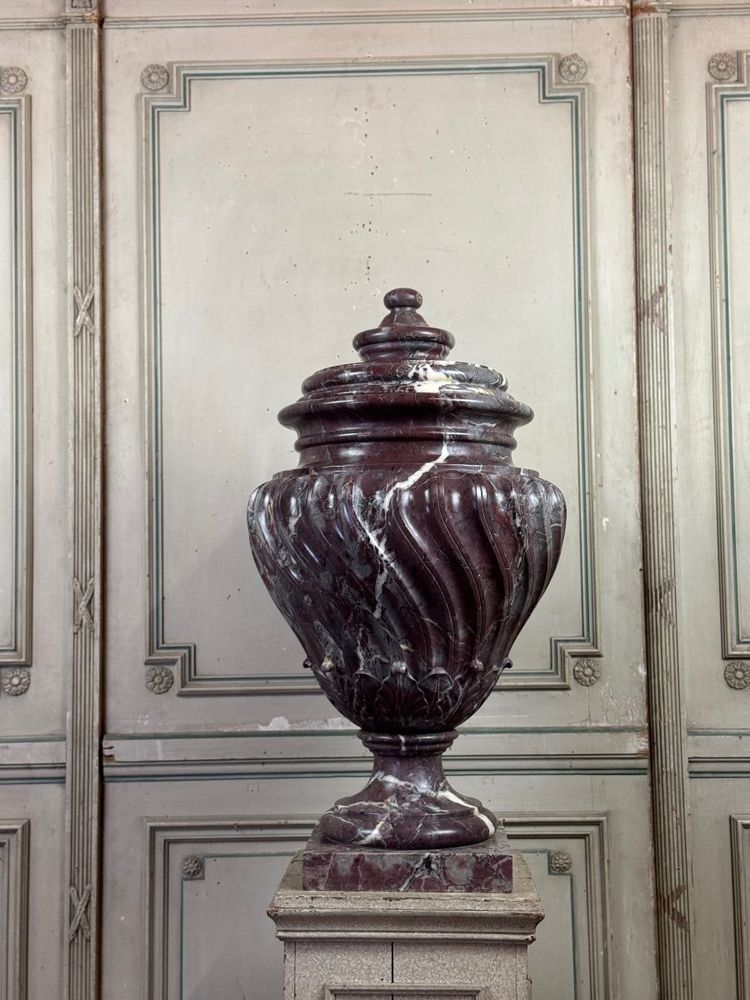 Bacino in marmo Saravezza con corpo scanalato a spirale e coperchio, circa 1900