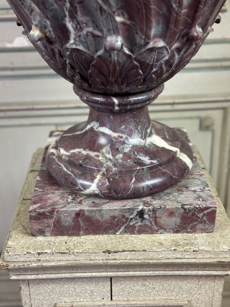 Bacino in marmo Saravezza con corpo scanalato a spirale e coperchio, circa 1900