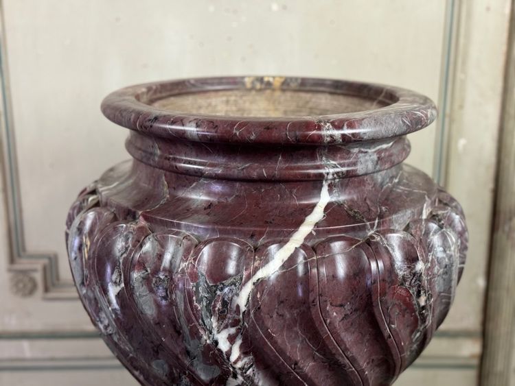 Bacino in marmo Saravezza con corpo scanalato a spirale e coperchio, circa 1900