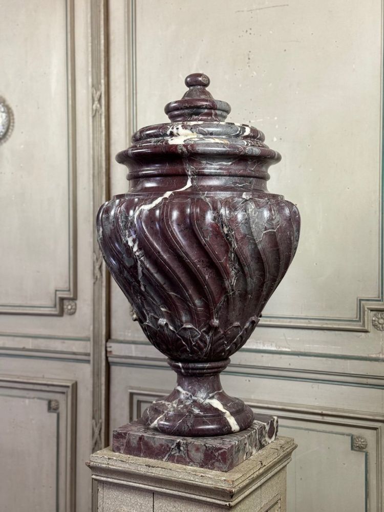 Bacino in marmo Saravezza con corpo scanalato a spirale e coperchio, circa 1900