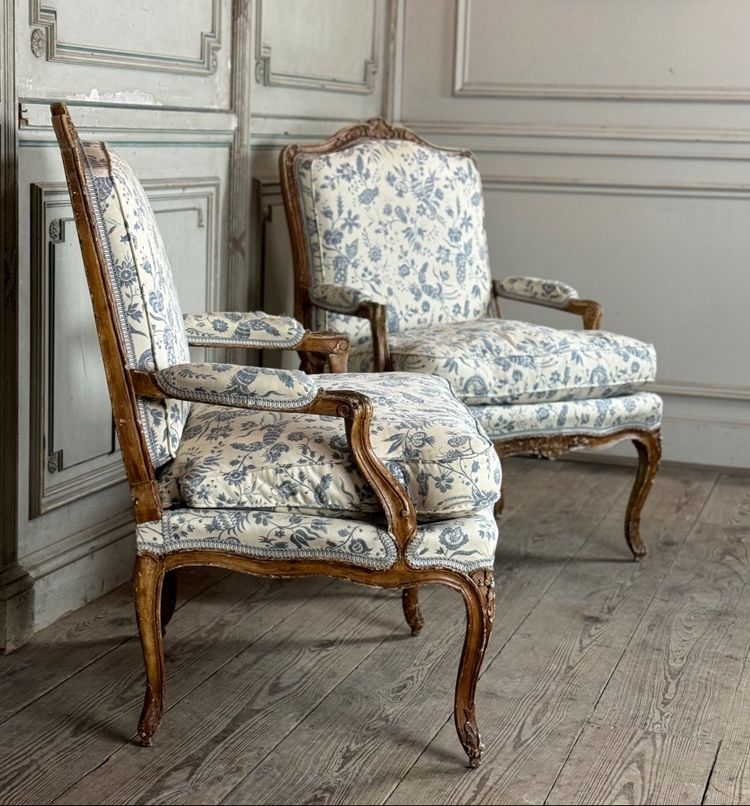 Paire De Fauteuils à La Reine Louis XV En Bois Sculpté Et « chené », XVIIIème Siècle
