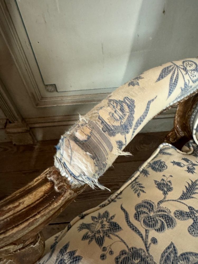 Paire De Fauteuils à La Reine Louis XV En Bois Sculpté Et « chené », XVIIIème Siècle