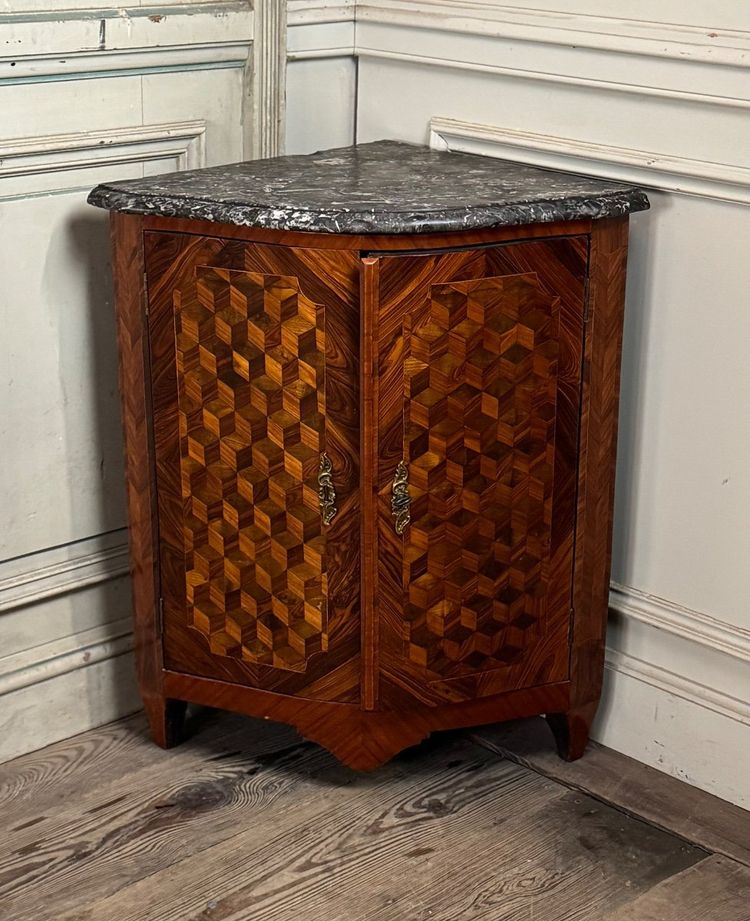 Encoignure Luigi XV, intarsio a cubo senza fondo, XVIII secolo