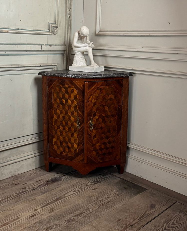 Encoignure Luigi XV, intarsio a cubo senza fondo, XVIII secolo