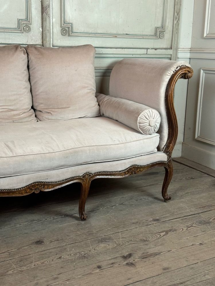 Letto da riposo Luigi XV in faggio intagliato sui 4 lati , Francia, XVIII secolo