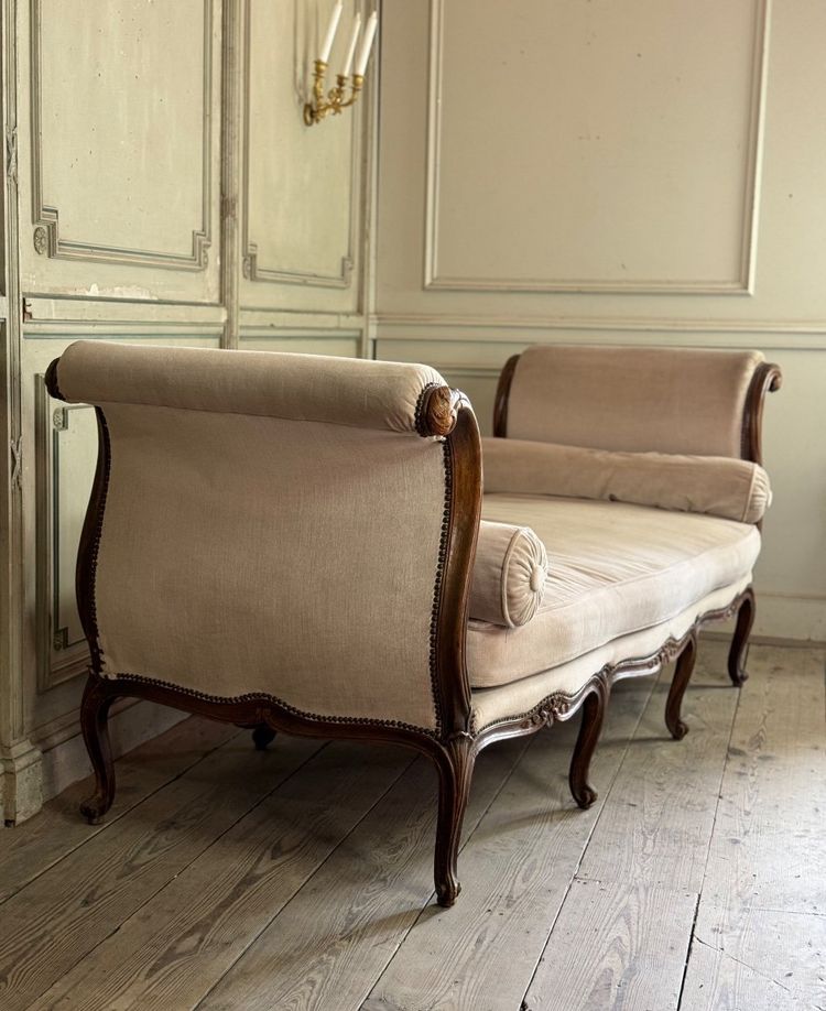 Letto da riposo Luigi XV in faggio intagliato sui 4 lati , Francia, XVIII secolo