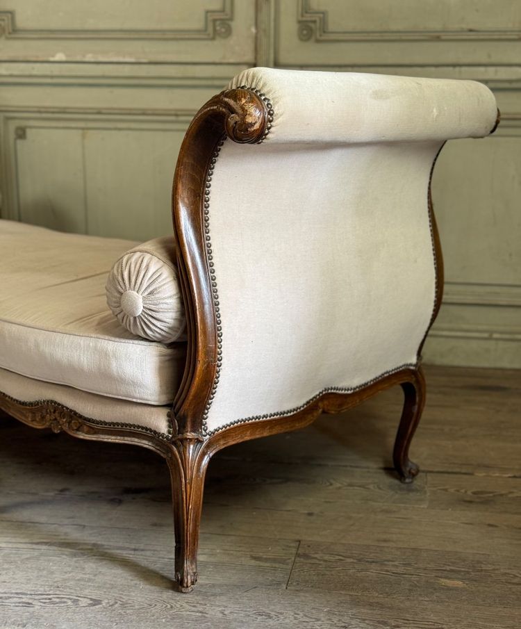 Letto da riposo Luigi XV in faggio intagliato sui 4 lati , Francia, XVIII secolo
