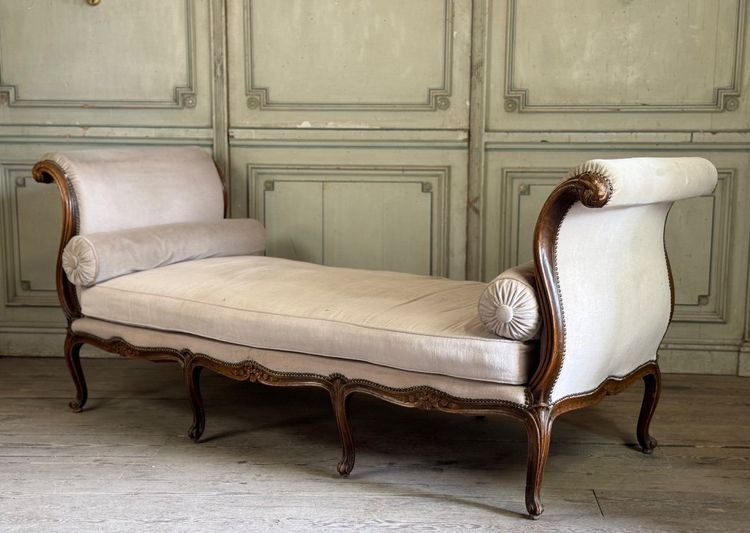Letto da riposo Luigi XV in faggio intagliato sui 4 lati , Francia, XVIII secolo