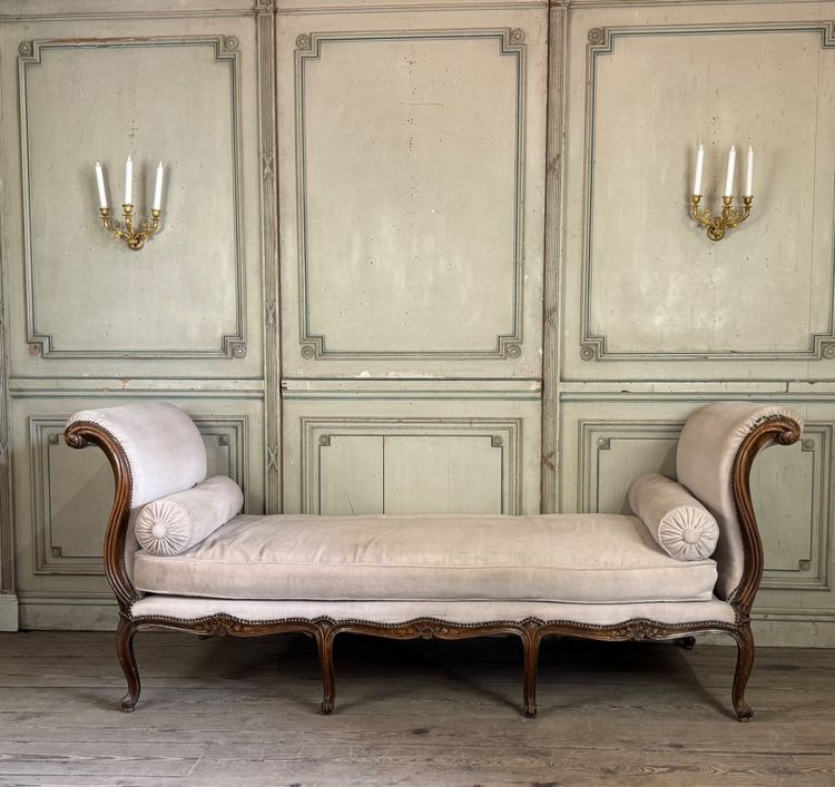 Letto da riposo Luigi XV in faggio intagliato sui 4 lati , Francia, XVIII secolo