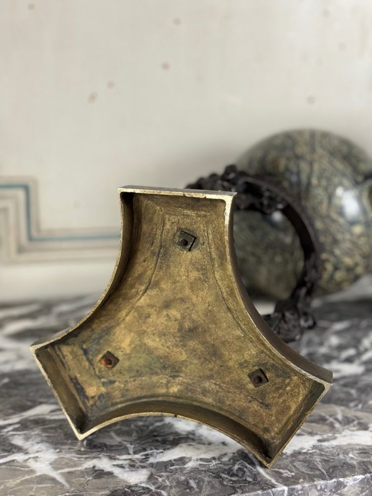 Coppia di sfere di marmo su treppiedi di bronzo, XIX secolo