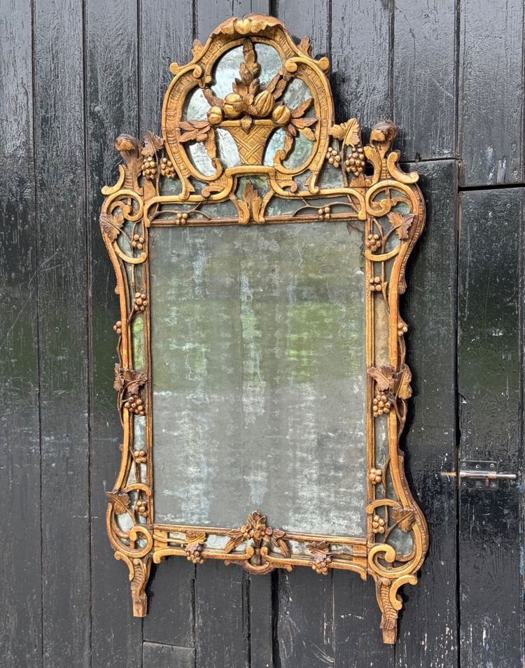 Grande specchio Luigi XV in legno intagliato e dorato con paretine, Francia, XVIII secolo
