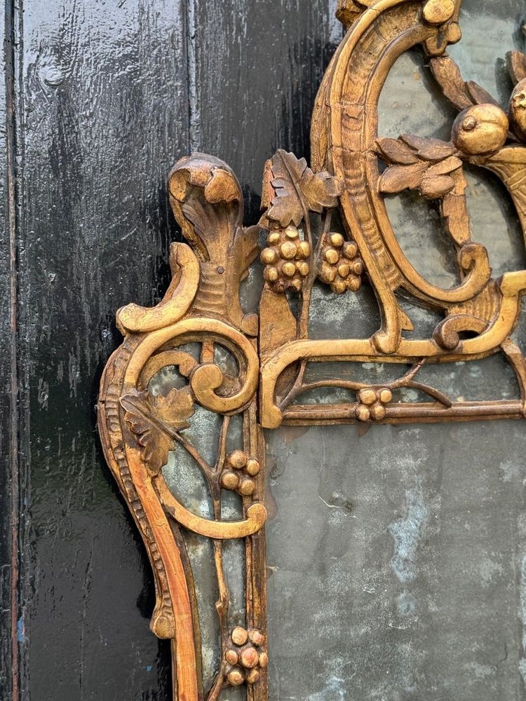 Grande specchio Luigi XV in legno intagliato e dorato con paretine, Francia, XVIII secolo