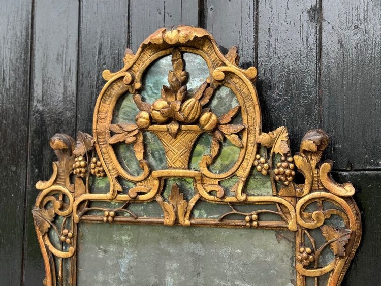Grande specchio Luigi XV in legno intagliato e dorato con paretine, Francia, XVIII secolo