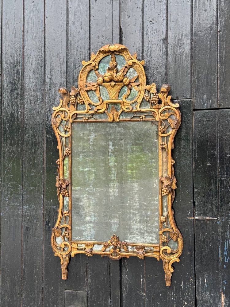 Grande specchio Luigi XV in legno intagliato e dorato con paretine, Francia, XVIII secolo