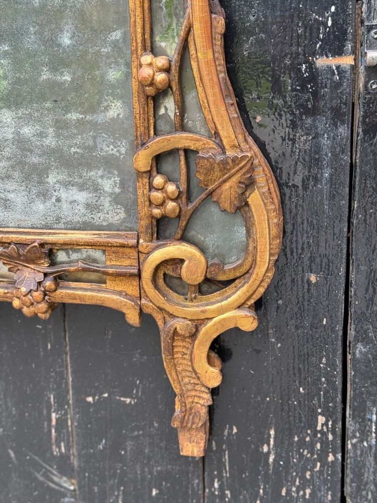 Grande specchio Luigi XV in legno intagliato e dorato con paretine, Francia, XVIII secolo