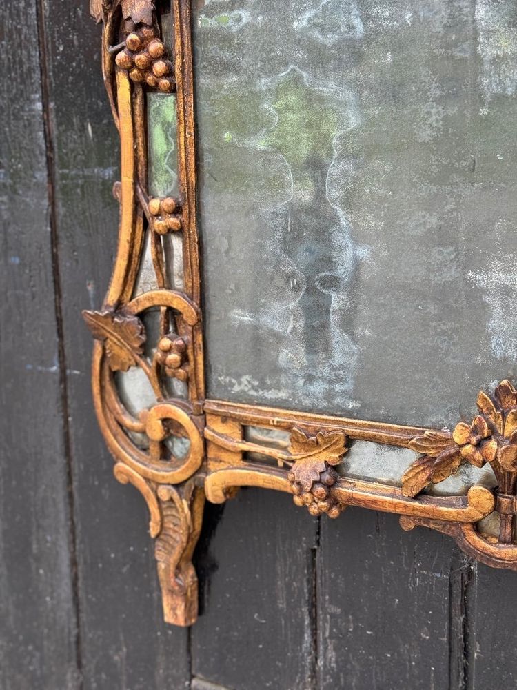 Grande specchio Luigi XV in legno intagliato e dorato con paretine, Francia, XVIII secolo