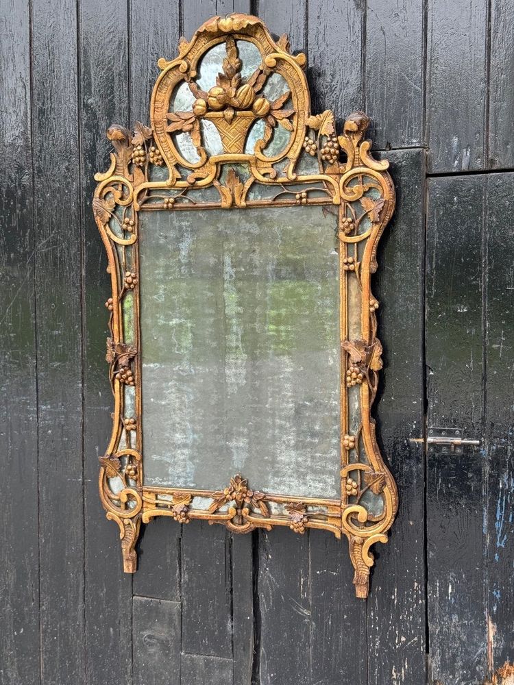 Grande specchio Luigi XV in legno intagliato e dorato con paretine, Francia, XVIII secolo