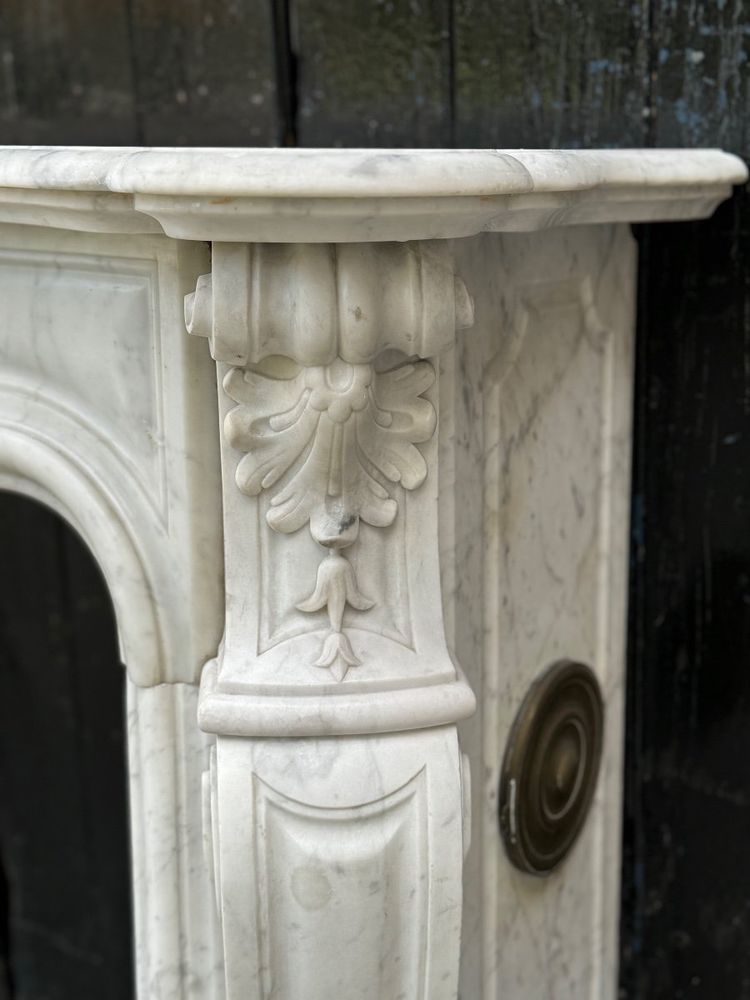 Mantello in marmo di Carrara in stile Luigi XV Circa 1880