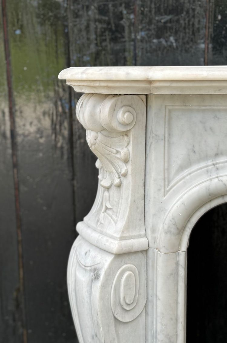 Mantello in marmo di Carrara in stile Luigi XV Circa 1880