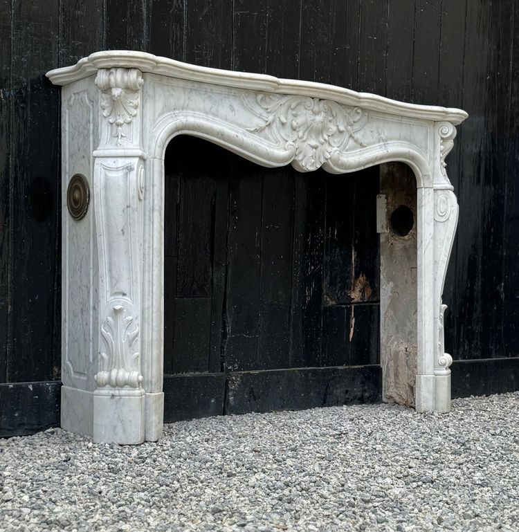 Mantello in marmo di Carrara in stile Luigi XV Circa 1880